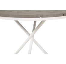 Detaljvy av ett trädgårdsbord med en rund bordsskiva och en filigran metallram