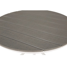 Detalj av en rund trädgårdsbordsskiva i trä