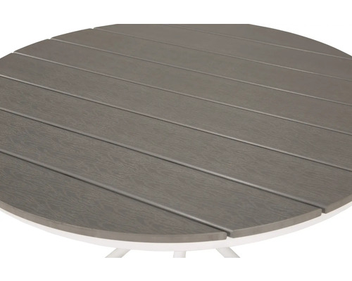 Detalj av en rund trädgårdsbordsskiva i trä