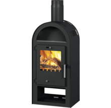 Vedeldad kamin med brinnande ved i eldstaden