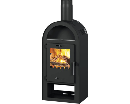 Vedeldad kamin med brinnande ved i eldstaden