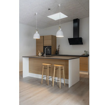 Köksscen med köksö, barstolar och taklampor