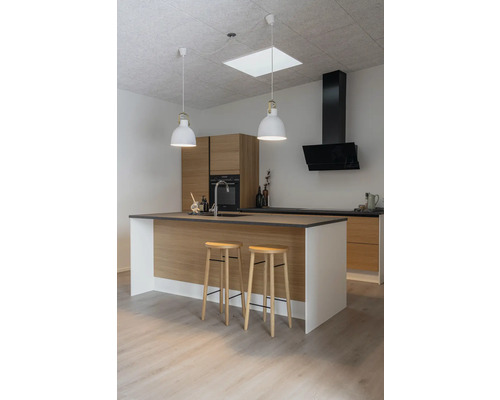 Köksscen med köksö, barstolar och taklampor