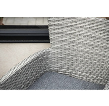 Detaljvy av en rottingfåtölj med sittdyna för trädgården