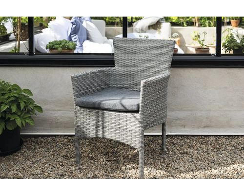 Flätad fåtölj med sittdyna för utomhusbruk