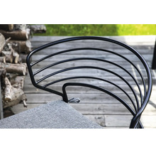 Detaljvy av en trädgårdsstol med metallram och vadderad sits