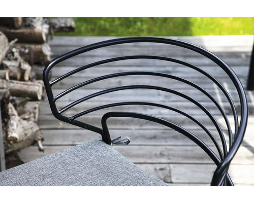 Detaljvy av en trädgårdsstol med metallram och vadderad sits