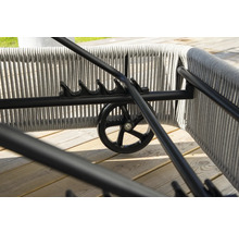 Detaljvy av en serveringsvagn med hjul och repomslag