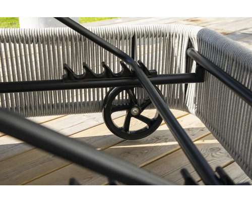 Detaljvy av en serveringsvagn med hjul och repomslag