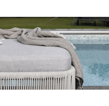 Detaljvy av en utomhuspall med tygklädsel och filt