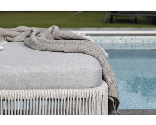 Detaljvy av en utomhuspall med tygklädsel och filt