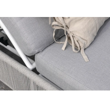 Detaljvy av en grå trädgårdsliggstol med beige kudde