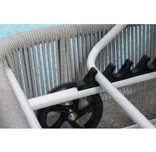 Detaljvy av en möbel med hjul och ett fäste