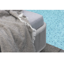 Detaljvy av en pall med filt i trädgården