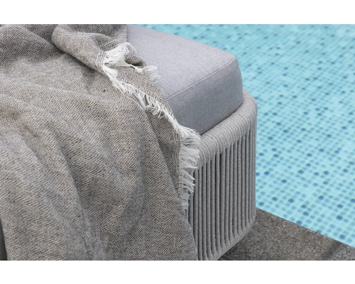 Detaljvy av en pall med filt i trädgården