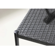 Detaljvy av en trädgårdsmöbelyta av rotting