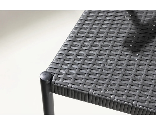 Detaljvy av en trädgårdsmöbelyta av rotting