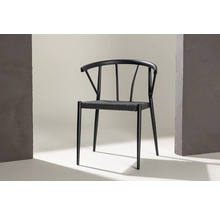 Svart stol med vävd sits mot neutral bakgrund