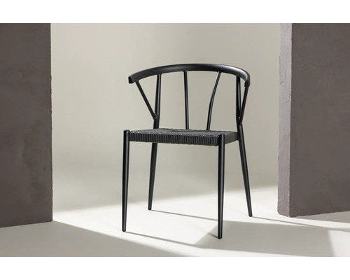 Svart stol med vävd sits mot neutral bakgrund