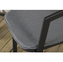 Detalj av en stol med armstöd och tygklädsel