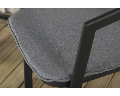 Detalj av en stol med armstöd och tygklädsel