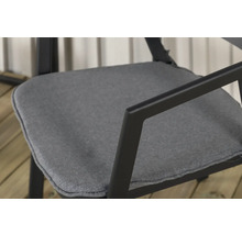 Detaljvy av en trädgårdsstol med grått säte och armstöd