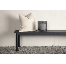 Prydnadskudde, ljuslykta och bänk för inomhusbruk