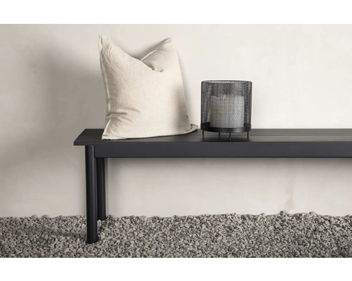 Prydnadskudde, ljuslykta och bänk för inomhusbruk