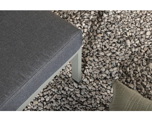 Detaljbild av en trädgårdsmöbel med tygklädsel och stenfyllning