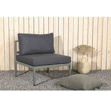 Trädgårdsstol med grå kuddar framför trävägg