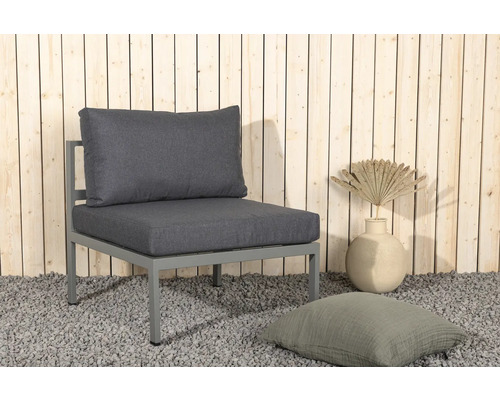 Trädgårdsstol med grå kuddar framför trävägg