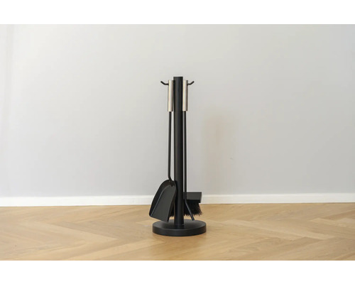 Eldstadssats med skyffel, borste, eldtång och ställ för eldstadsredskap