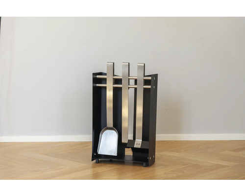 Eldstadstillbehör med skyffel, borste och tång i hållare