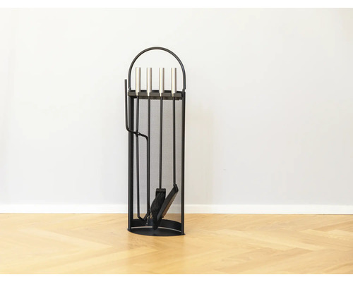 Eldställ i metall med skyffel, borste, eldgaffel och tång