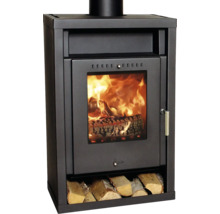 Kamin med vedträn och brinnande eld