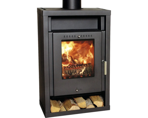 Kamin med vedträn och brinnande eld