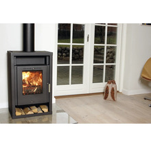 Braskamin med vedträn i vardagsrummet