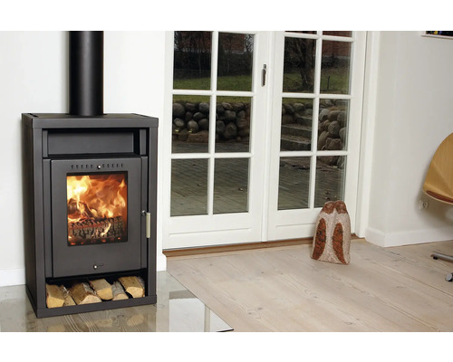 Braskamin med vedträn i vardagsrummet