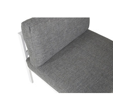 Närbild av en trädgårdsstol med grå dyna och ryggstöd.