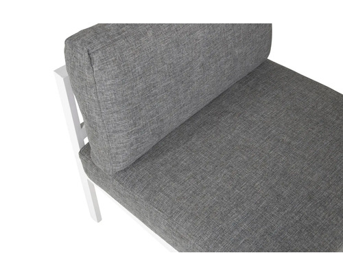 Närbild av en trädgårdsstol med grå dyna och ryggstöd.