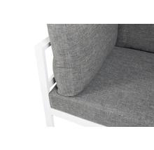 Detaljbild av en trädgårdsfåtölj med grå sittdyna och ryggstöd på en vit ram