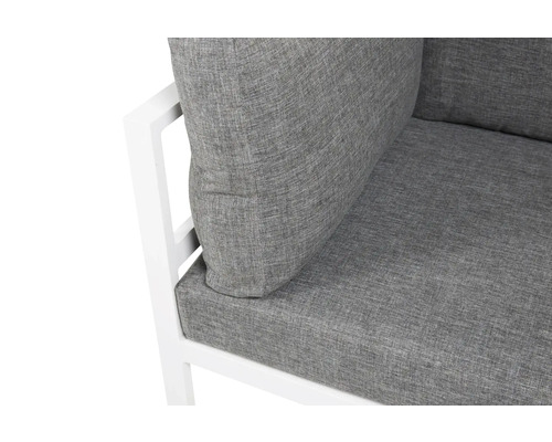 Detaljbild av en trädgårdsfåtölj med grå sittdyna och ryggstöd på en vit ram