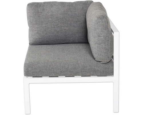 Detaljbild av en trädgårdsfåtölj med grå dynor och vit ram.