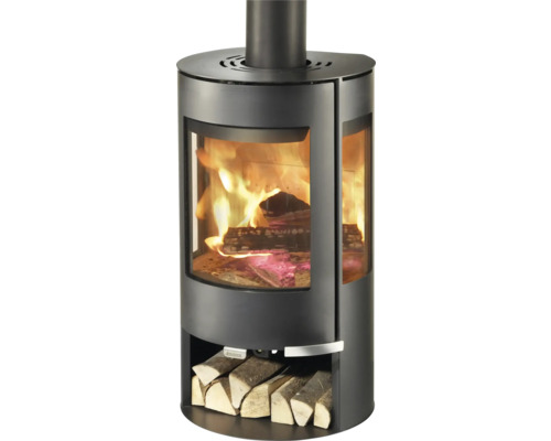 Vedeldad kamin med ved och brinnande eld