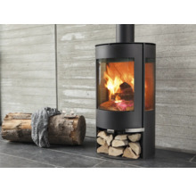 Kamin med vedeldning och vedförvaringsfack