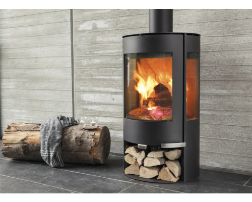 Kamin med vedeldning och vedförvaringsfack