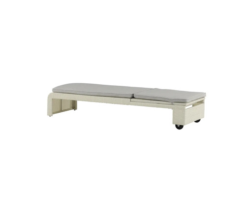 Trädgårdsstol i rotting med vadderad dyna och hjul