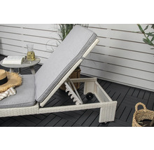 Trädgårdsstol med grå stoppning och justerbart ryggstöd på terrass