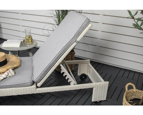 Trädgårdsstol med grå stoppning och justerbart ryggstöd på terrass