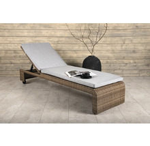 Trädgårdsstol av rotting med grå klädsel, bok och kopp